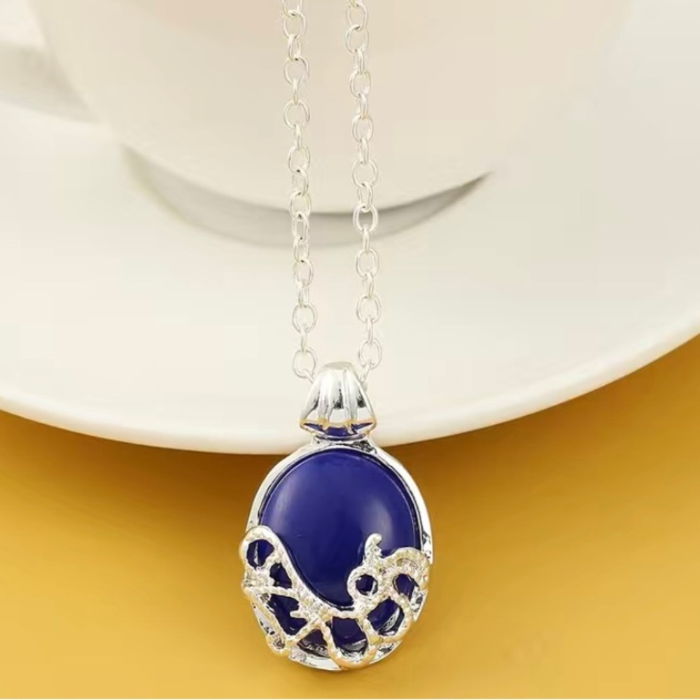 Kathrines daylight necklace from the Vampire Diaries